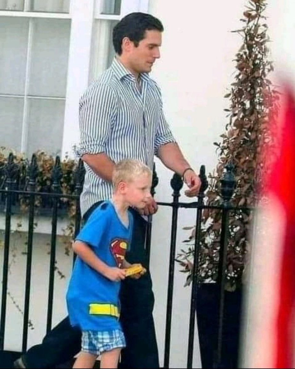 crazymoviefact's tweet photo. Henry Cavill’s nephew once told his classmates Superman was his uncle.
No one believed him, So Henry showed up at school to prove it. https://t.co/ALn9PXYuxQ