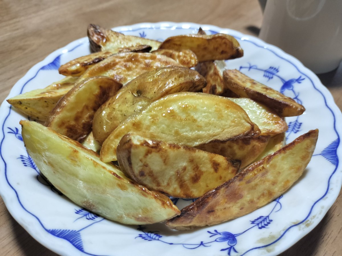sunflow28319174's tweet photo. うちで採れたじゃがいもをノンフライヤーでフライドポテトに。大きいのは芽が出てきているから明日畑に植えます。
#スローライフ　#山の暮らし　#じゃがいも https://t.co/nRG05rknwR