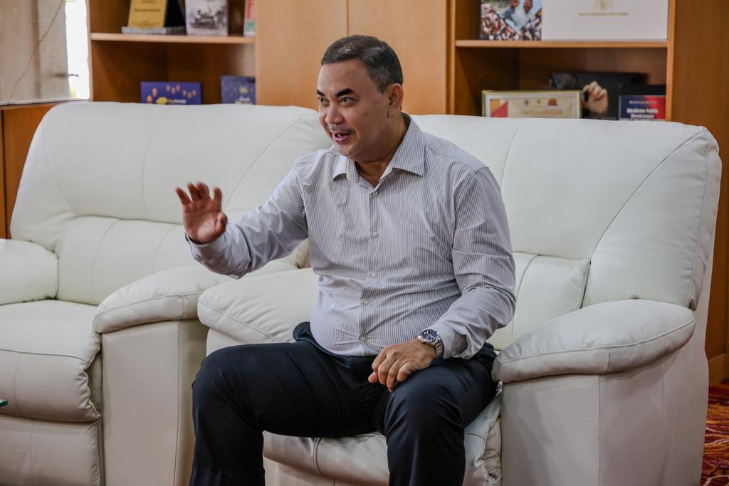 AzmanAbidinOffc's tweet photo. Menerima kunjungan daripada Tn. Firdaus Wong Wai Hung serta Tn. Muhammad Azim bin Abdullah Suhaimin, Pengerusi Multiracial Reverted Muslims (MRM), susulan isu melibatkan reruai Street Dakwah MRM yang telah diambil tindakan oleh pihak Dewan Bandaraya Kuala Lumpur (DBKL). https://t.co/szkamATfDx