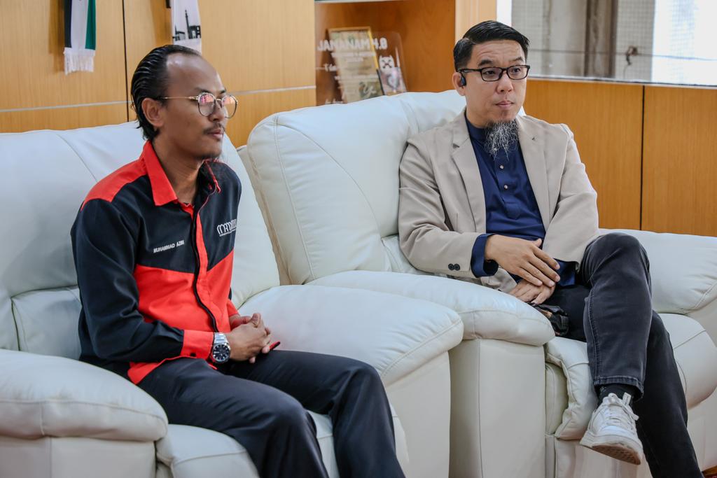 AzmanAbidinOffc's tweet photo. Menerima kunjungan daripada Tn. Firdaus Wong Wai Hung serta Tn. Muhammad Azim bin Abdullah Suhaimin, Pengerusi Multiracial Reverted Muslims (MRM), susulan isu melibatkan reruai Street Dakwah MRM yang telah diambil tindakan oleh pihak Dewan Bandaraya Kuala Lumpur (DBKL). https://t.co/szkamATfDx