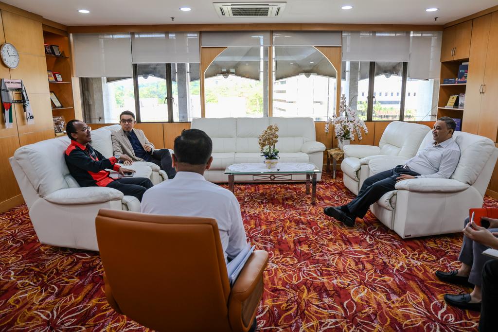 AzmanAbidinOffc's tweet photo. Menerima kunjungan daripada Tn. Firdaus Wong Wai Hung serta Tn. Muhammad Azim bin Abdullah Suhaimin, Pengerusi Multiracial Reverted Muslims (MRM), susulan isu melibatkan reruai Street Dakwah MRM yang telah diambil tindakan oleh pihak Dewan Bandaraya Kuala Lumpur (DBKL). https://t.co/szkamATfDx