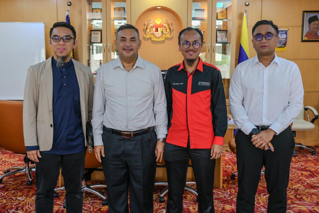 AzmanAbidinOffc's tweet photo. Menerima kunjungan daripada Tn. Firdaus Wong Wai Hung serta Tn. Muhammad Azim bin Abdullah Suhaimin, Pengerusi Multiracial Reverted Muslims (MRM), susulan isu melibatkan reruai Street Dakwah MRM yang telah diambil tindakan oleh pihak Dewan Bandaraya Kuala Lumpur (DBKL). https://t.co/szkamATfDx