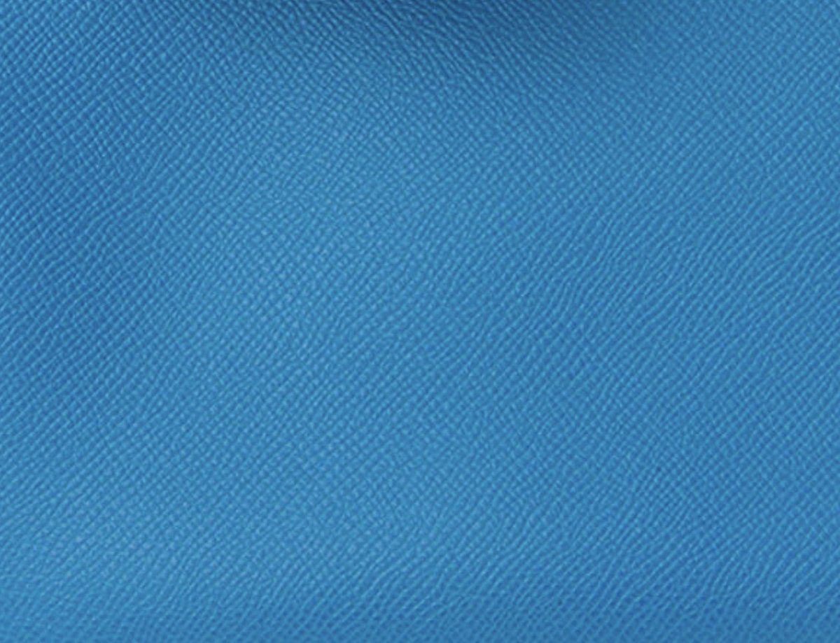 İzmir Mavisi.

Mavi ile turkuaz arasında böyle bir ton var ve dünyada bilinirliği ile kullanımı çok hızlı artıyor. Daha çok Epsom deriyle kullanılıyor.

Hem Ege’yi hem de İznik seramiğinin mavisini içinde barındırıyor ve bana kalırsa İzmir’e çok yakışan bir renk.