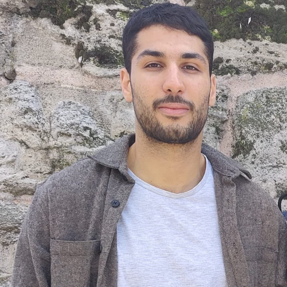 İstanbul’da 26 yaşındaki vatandaş, 19 yaşındaki şahıs tarafından kalbinden bıçaklanarak öldürüldü:

▪️Esenler’de yaşayan Abdurrahman Balcı,  apartmanının önünde etrafı kirletip gürültü yapan 3 kişiyi uyardı.

▪️26 yaşındaki Balcı, uyardığı kişilerden 19 yaşındaki Berat Cihangir