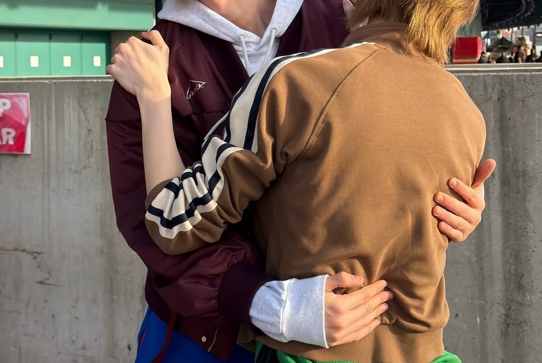 peluk erat tubuhku, oh kasihku..