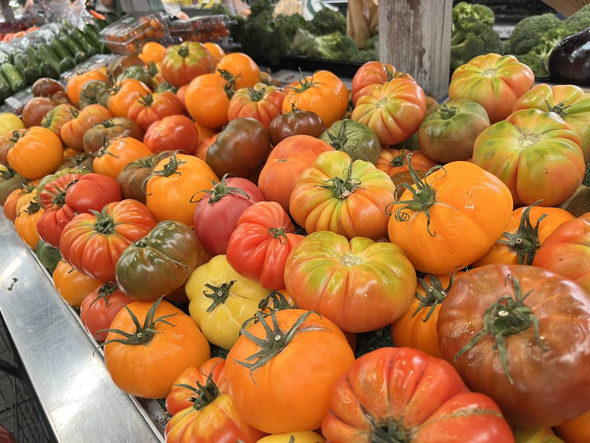 fuuusako's tweet photo. #メルボルン 滞在24日目
オーストラリアの野菜はカラフル。
トマト、ピーマン、ジャガイモも色とりどりです。
そして果物が美味しくて安い🍎🍑
ネクタリンや桃が1キロ350円ぐらいです。買い物に来るとついつい買い込んでしまいます。 https://t.co/ro26SdcXH2