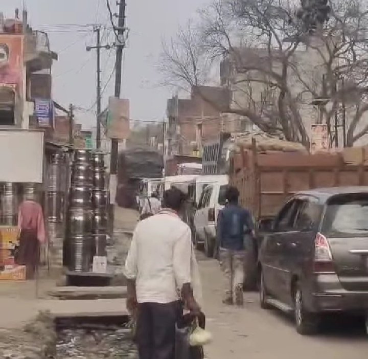 nvndxt's tweet photo. थरियाव असोथर रोड पर भयंकर जाम। प्रशासन का अता पता नहीं। हर रोज लगता है भारी जाम लेकिन कोई भी इस पर नहीं देता ध्यान। स्कूल बसे, एम्बुलेंस भी फंसी। कृपया ध्यान दे 
@Uppolice @dmfatehpur https://t.co/32IyjvbRi8