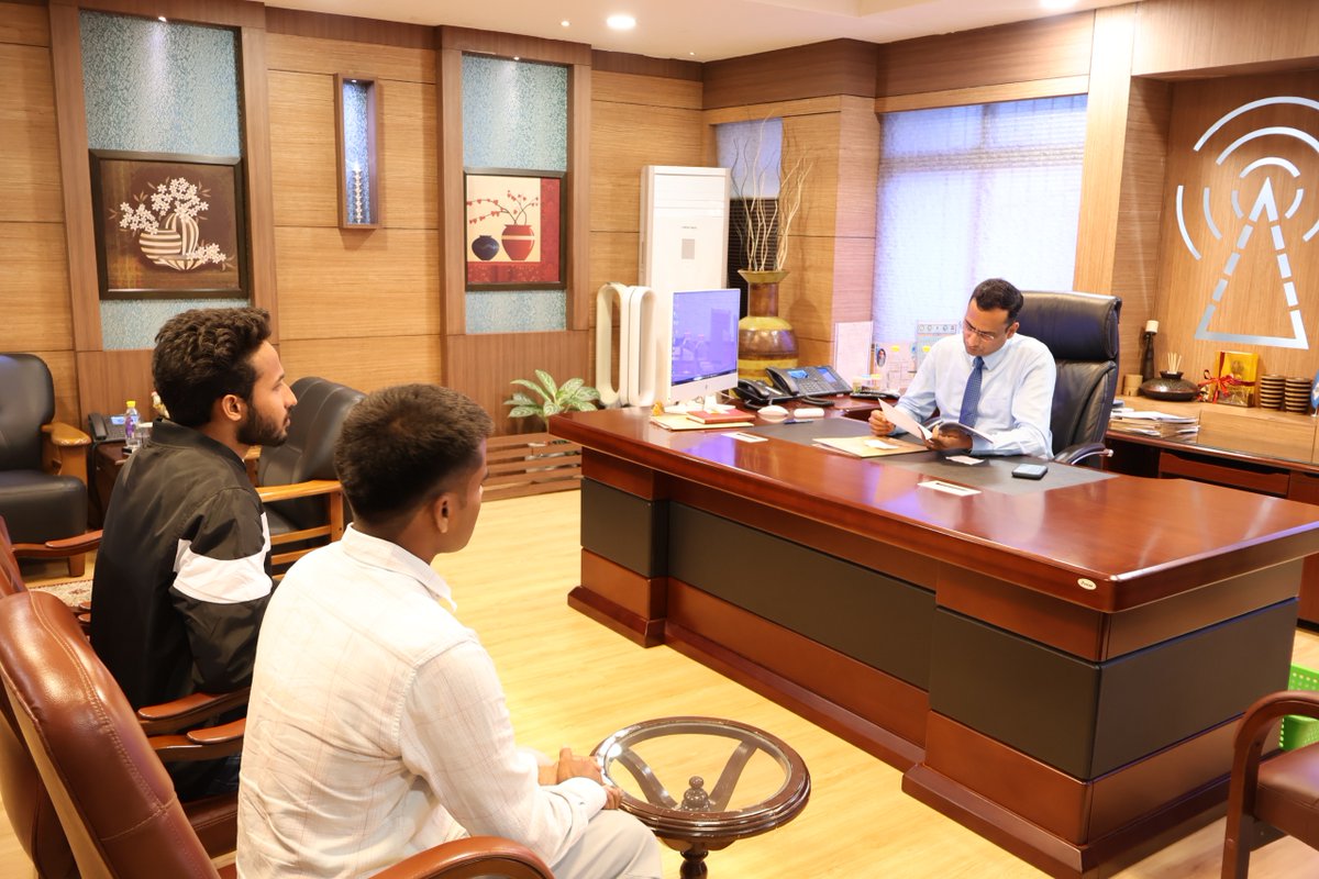 BiharEnergy's tweet photo. ऊर्जा सचिव एवं बिहार स्टेट पावर होल्डिंग कंपनी लिमिटेड के अध्यक्ष-सह-प्रबंध निदेशक श्री मनोज कुमार सिंह (भा.प्र.से.) की अध्यक्षता में सोमवार को विद्युत भवन, पटना में बैठक आयोजित की गई। बैठक में उपभोक्ताओं ने बिजली से संबंधित शिकायतें दर्ज कराईं। ऊर्जा सचिव ने संबंधित अधिकारियों को निर्देश दिया कि प्राप्त शिकायतों का त्वरित एवं प्रभावी समाधान सुनिश्चित किया जाए तथा उपभोक्ताओं को निर्बाध और गुणवत्तापूर्ण विद्युत आपूर्ति उपलब्ध कराई जाए।

बैठक का उद्देश्य उपभोक्ताओं की शिकायतों का शीघ्र निवारण सुनिश्चित करना तथा बिजली सेवाओं को अधिक सुगम, पारदर्शी और प्रभावी बनाना है।

@IPRDBihar @EnergyBihar @SEVA_NBPDCL @SEVA_SBPDCL  

#consumergrievance #EaseOfLiving #electricity #powersupply #ConsumerRights #publicservice