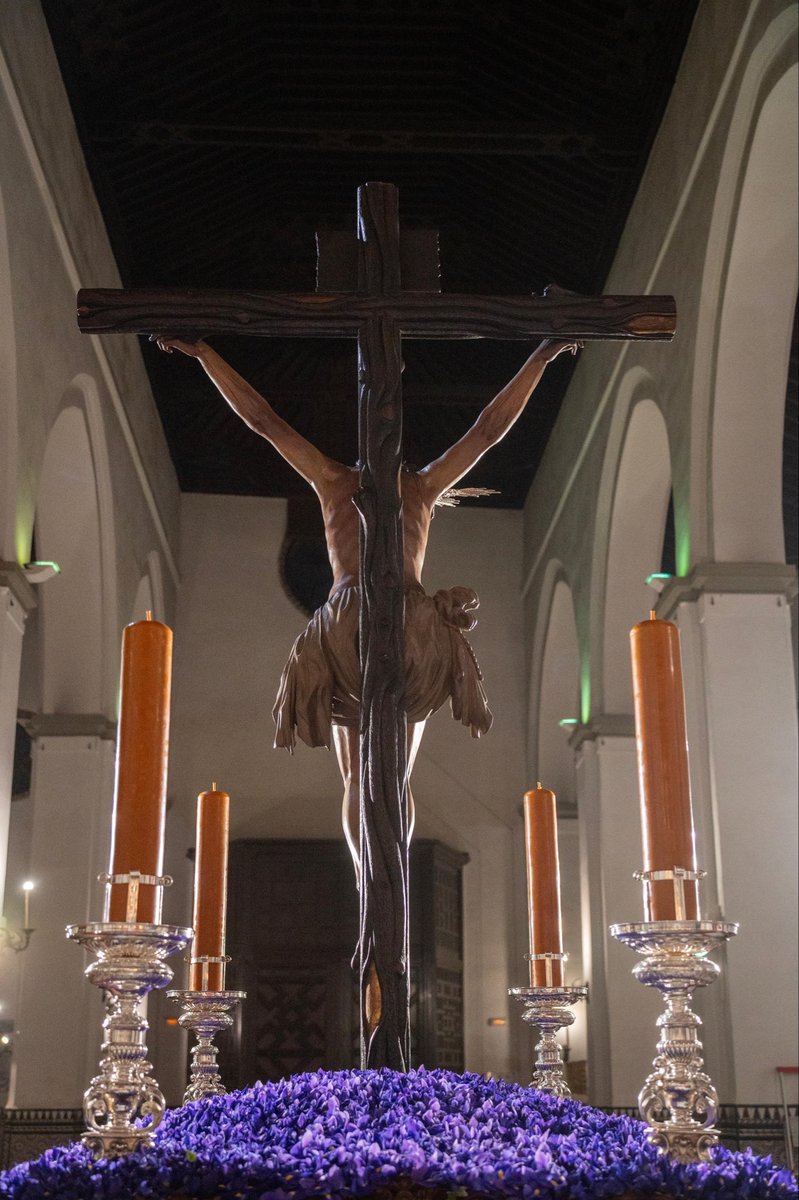 Las andas del Cristo de la Buena Muerte <a href="/HdadHiniesta/">Hermandad de La Hiniesta</a> preparadas para el Víacrucis <a href="/ElConsejoSev/">Consejo HH y CC Sevilla</a> 
📷. <a href="/alejruesga07/">Alejandro Ruesga</a>