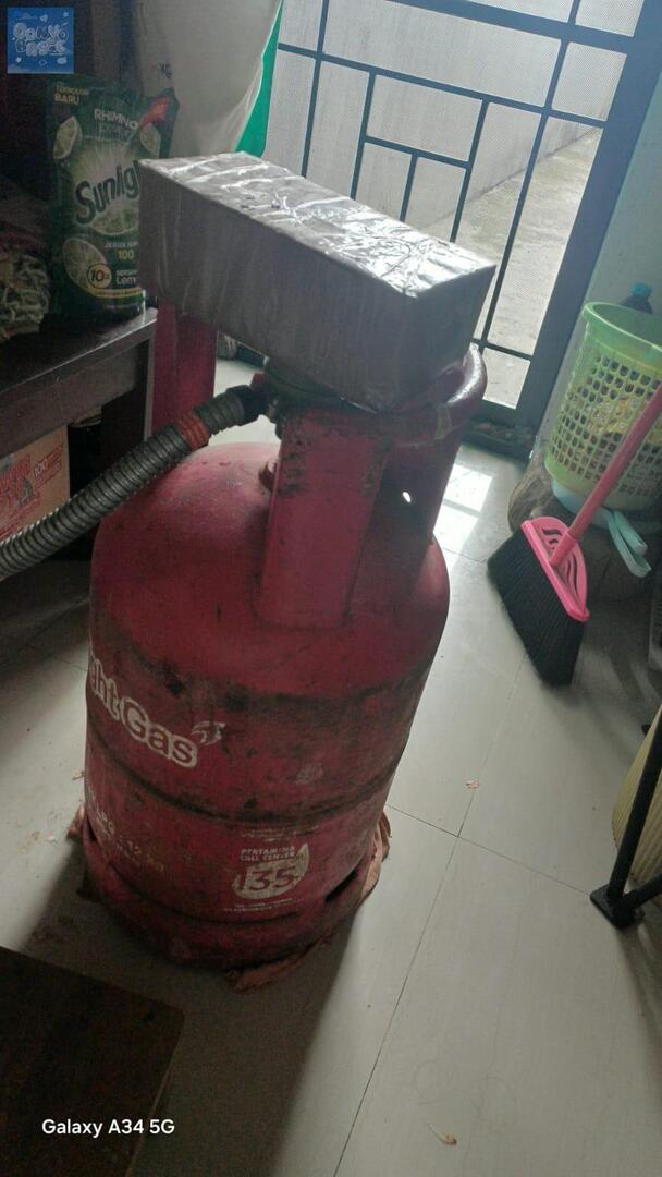 convobase's tweet photo. 💙 guys mau nanya dong. Aku kan di rumah pake gas ini ya, nah kalau gasnya itu mau abis sering banget bunyi dan berbau. Nah biasanya kalau udah kayak gitu diakalin ditekan pake batu (biasanya udah ga bunyi lg)
Itu normal ga ya? Apa aku perlu ganti regulatornya? https://t.co/kRNF7YOInr