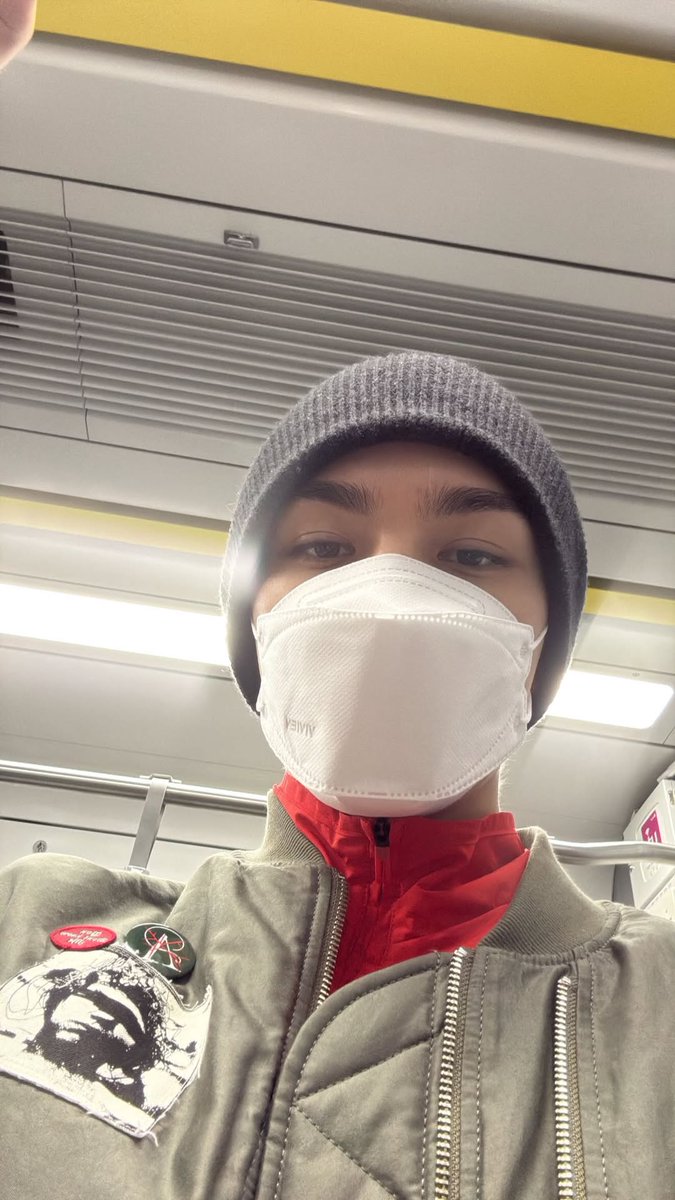 caratstalk's tweet photo. [17s] Jadi gini.... 
*gc sepentin*
🦦😇🐶: Bentar kita masih pilates dulu
🐻‍❄️: Otw masih di krl gais 
https://t.co/vJ2jj5Ylbz