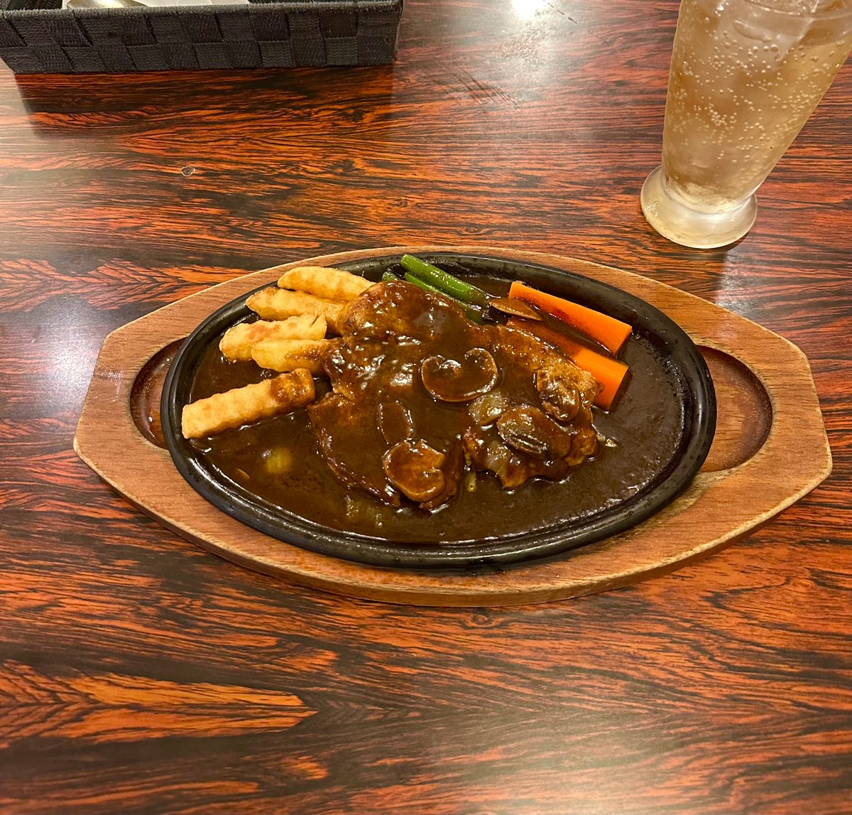 やまと園にご機嫌伺い。秋雅展の図録と國風盆栽展の入賞賞状を受け取って、帰りに町田のグリルママ。

相模小品盆栽会は50周年。新規会員が３人いらっしゃるとのこと。なにより。