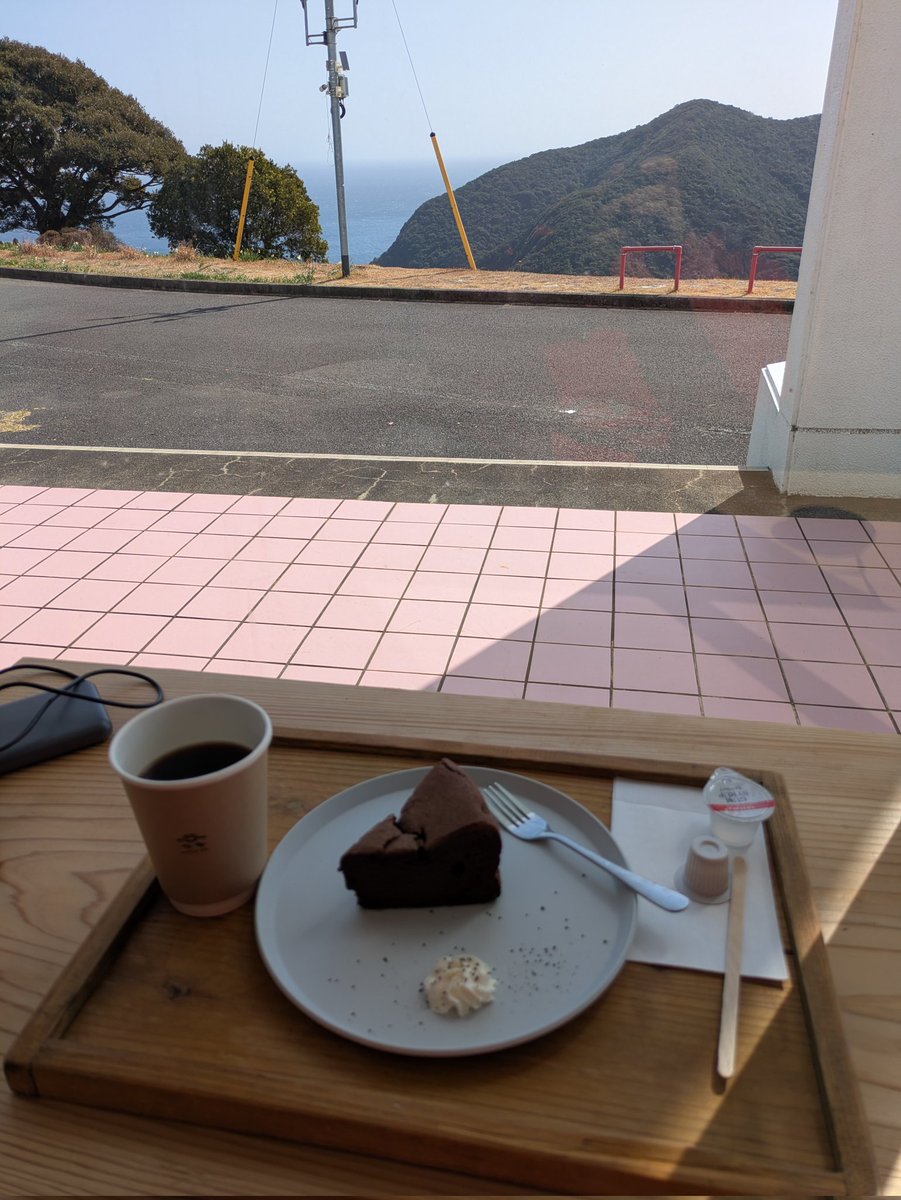 YodakinBo_Rider's tweet photo. 甘いものはたかひら展望公園でケーキセット。

#XSR155
#155cc
#宮崎ライダー https://t.co/8CVPkglP2J