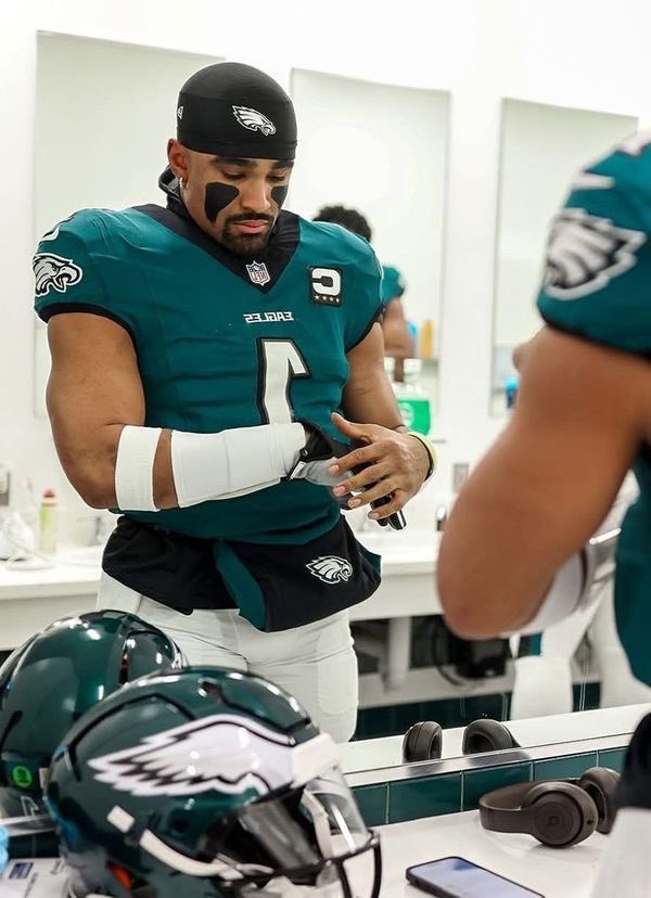 Jelen Hurts 🗣️

I respect this grind, I respect the process, and I respect what it takes to be great. 

Fly #Eagle Fly 🦅💚