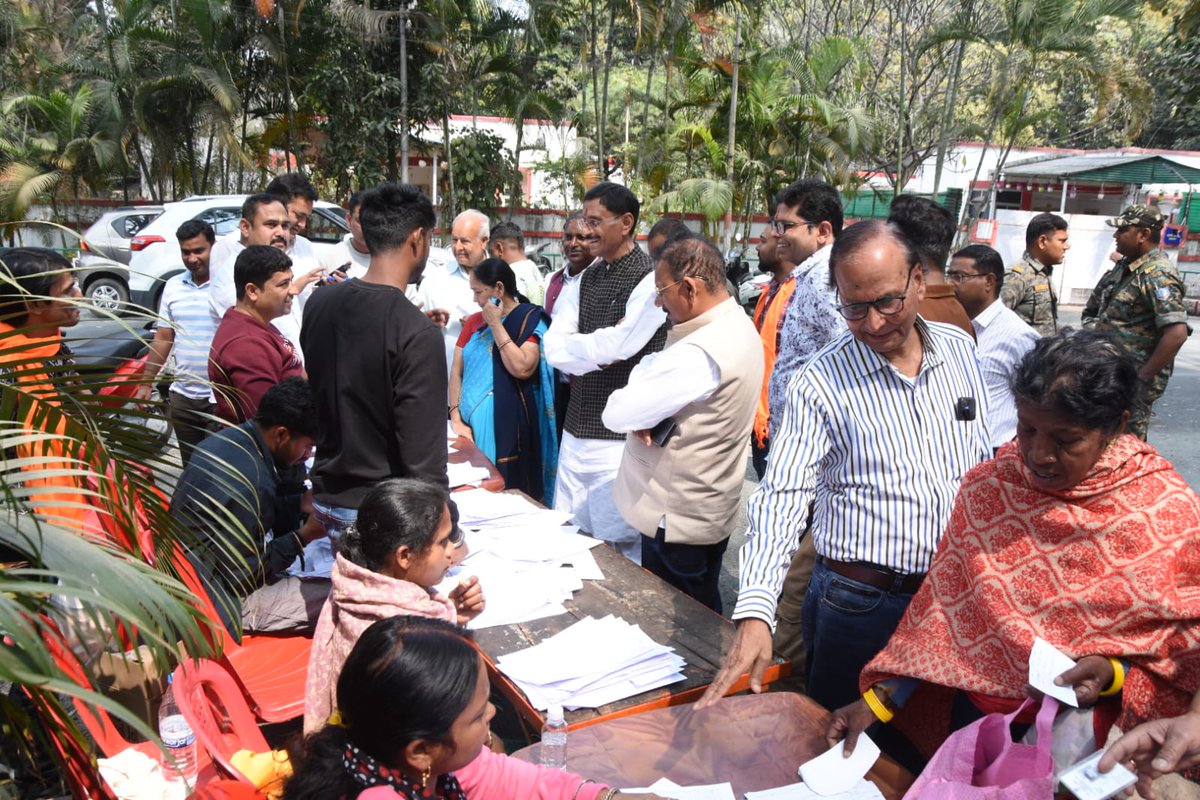 SethSanjayMP's tweet photo. रांची नगर निगम चुनाव को लेकर कांके रोड, जवाहर नगर, गांधी नगर क्षेत्र में मतदाताओं से मिला और उनका उत्साहवर्धन किया। रांची के विकास के लिए नागरिकों का उत्साह बहुत ही सराहनीय है। #Ranchi #Jharkhand #Elections2026 #RMCElection #MayorRanchi https://t.co/OqssFbjtt4