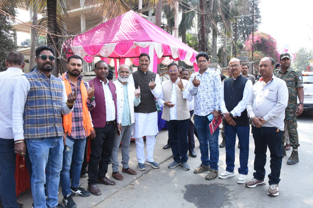 SethSanjayMP's tweet photo. रांची नगर निगम चुनाव को लेकर कांके रोड, जवाहर नगर, गांधी नगर क्षेत्र में मतदाताओं से मिला और उनका उत्साहवर्धन किया। रांची के विकास के लिए नागरिकों का उत्साह बहुत ही सराहनीय है। #Ranchi #Jharkhand #Elections2026 #RMCElection #MayorRanchi https://t.co/OqssFbjtt4