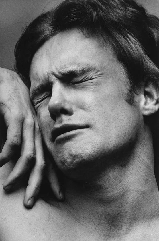 Muchos le conocéis por esta foto y este viernes sabréis más sobre su vida. 

"Un día con Peter Hujar" en exclusiva en <a href="/Filmin/">Filmin</a> 

Ben Whishaw es el fotógrafo y Rebecca Hall la periodista. 

Dirige Ira Sachs y es una joyita.