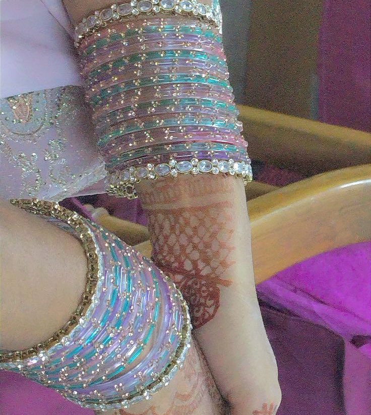 brokeinfroth's tweet photo. girlies where are yall getting these churiyaan from?? https://t.co/2WpO0BgtSN