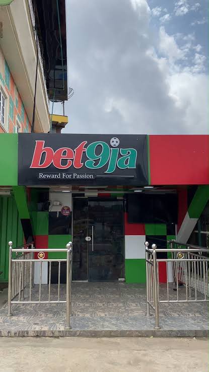 So yesterday when I was at home , I was hearing a lot of people shouting and causing. So I ran outside to check what was going on , only for me to see three officers carrying the man loads outside