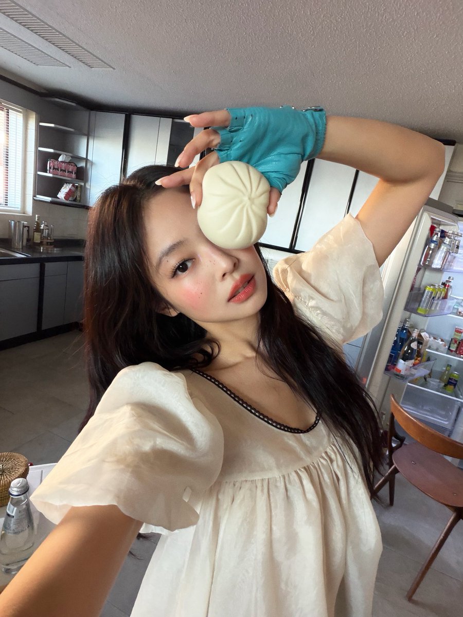 jennie_rins's tweet photo. 제니 만두볼 셀카 개이쁘고 넘 커염져….🥟🥟 https://t.co/7lE4KmYROl