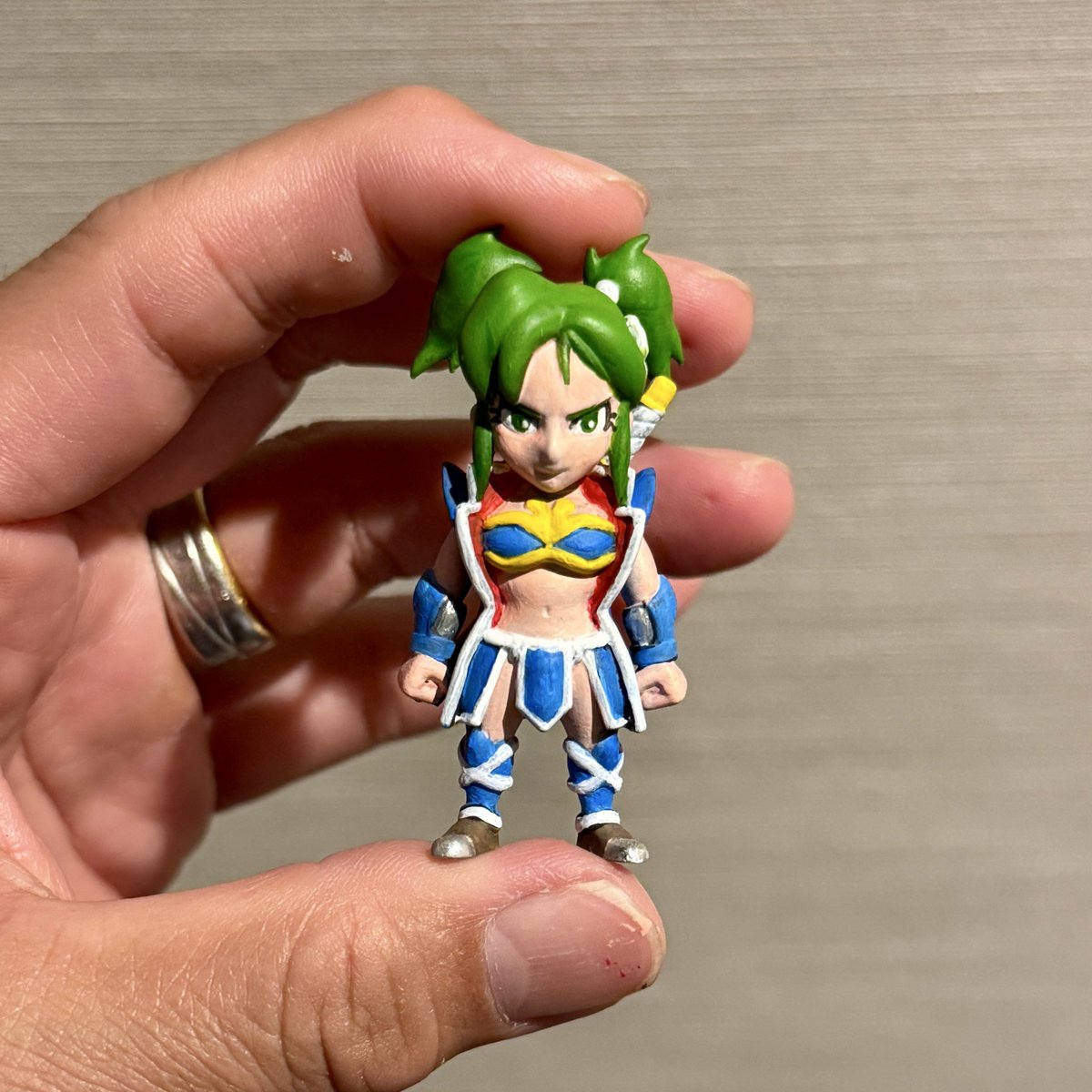 天外魔境２より百地三太夫の次女、まつりを塗っています。やはりミニチュア塗装は楽しいですねー。もうお酒飲むから今日はおしまい！