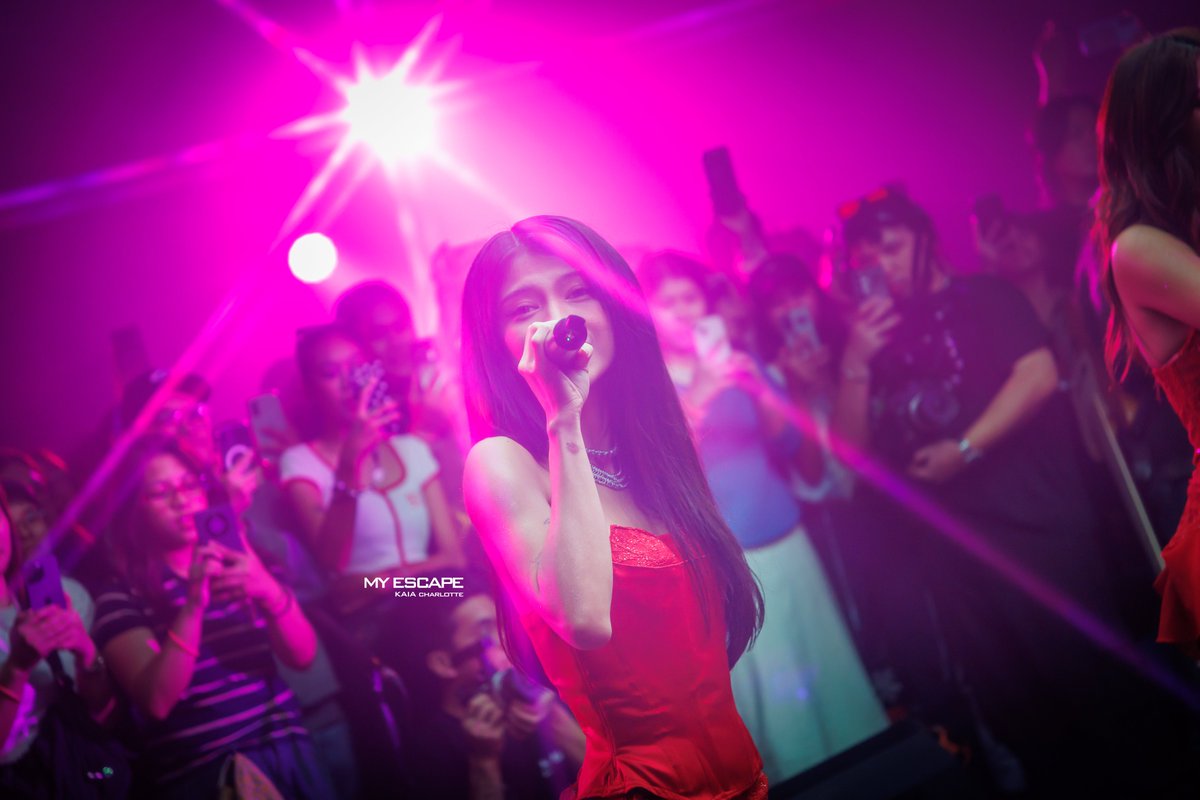 MyEscape1009's tweet photo. 260222 KAIA CHARLOTTE 

HINDI KA MAWALA~~

@charlottescrtr
KAIA BACKYARD LIVE SPOTLIGHT
#KAIA #KAIA_CHARLOTTE
#KAIAatBackyardLive #BackyardLive https://t.co/QoxzQpAPRC