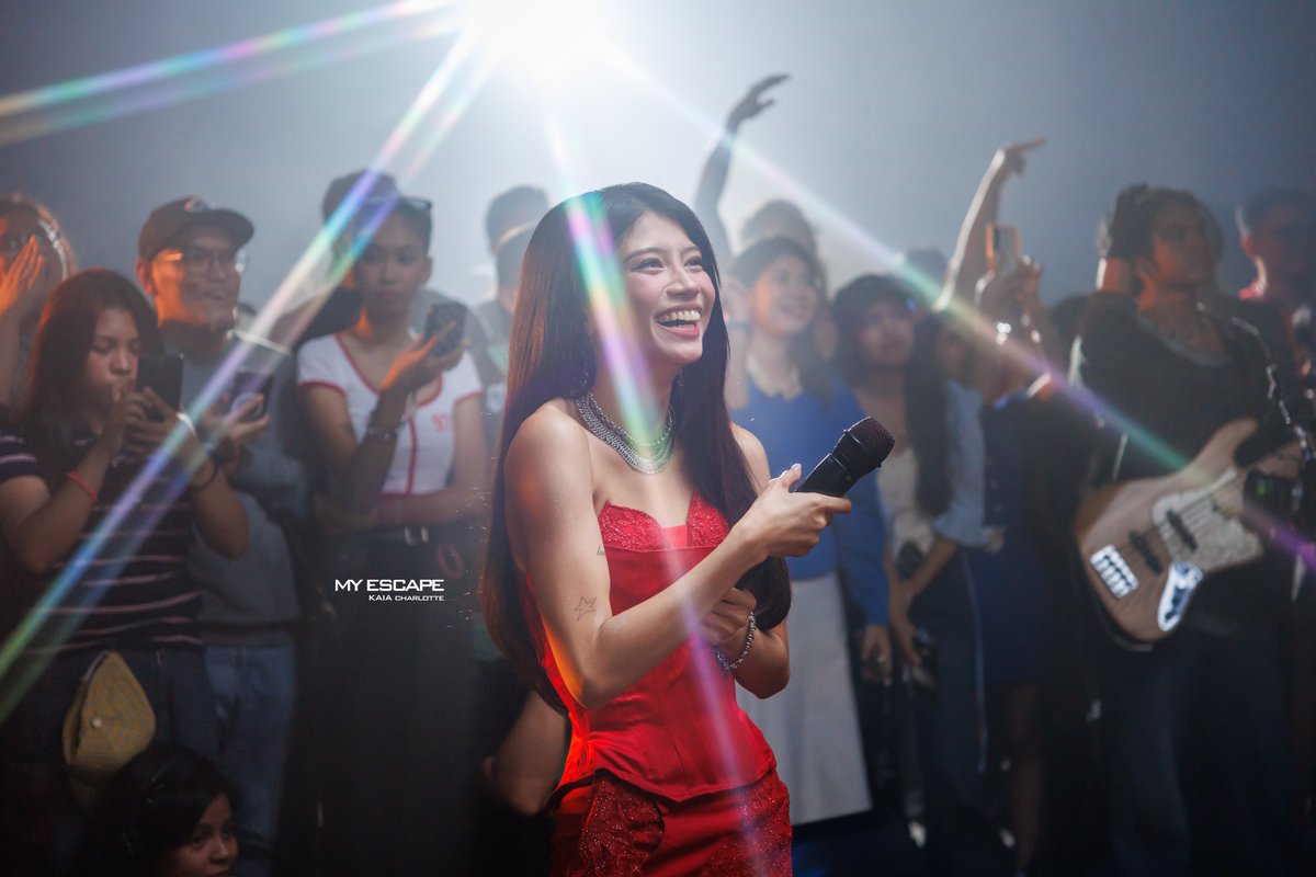MyEscape1009's tweet photo. 260222 KAIA CHARLOTTE 

HINDI KA MAWALA~~

@charlottescrtr
KAIA BACKYARD LIVE SPOTLIGHT
#KAIA #KAIA_CHARLOTTE
#KAIAatBackyardLive #BackyardLive https://t.co/QoxzQpAPRC