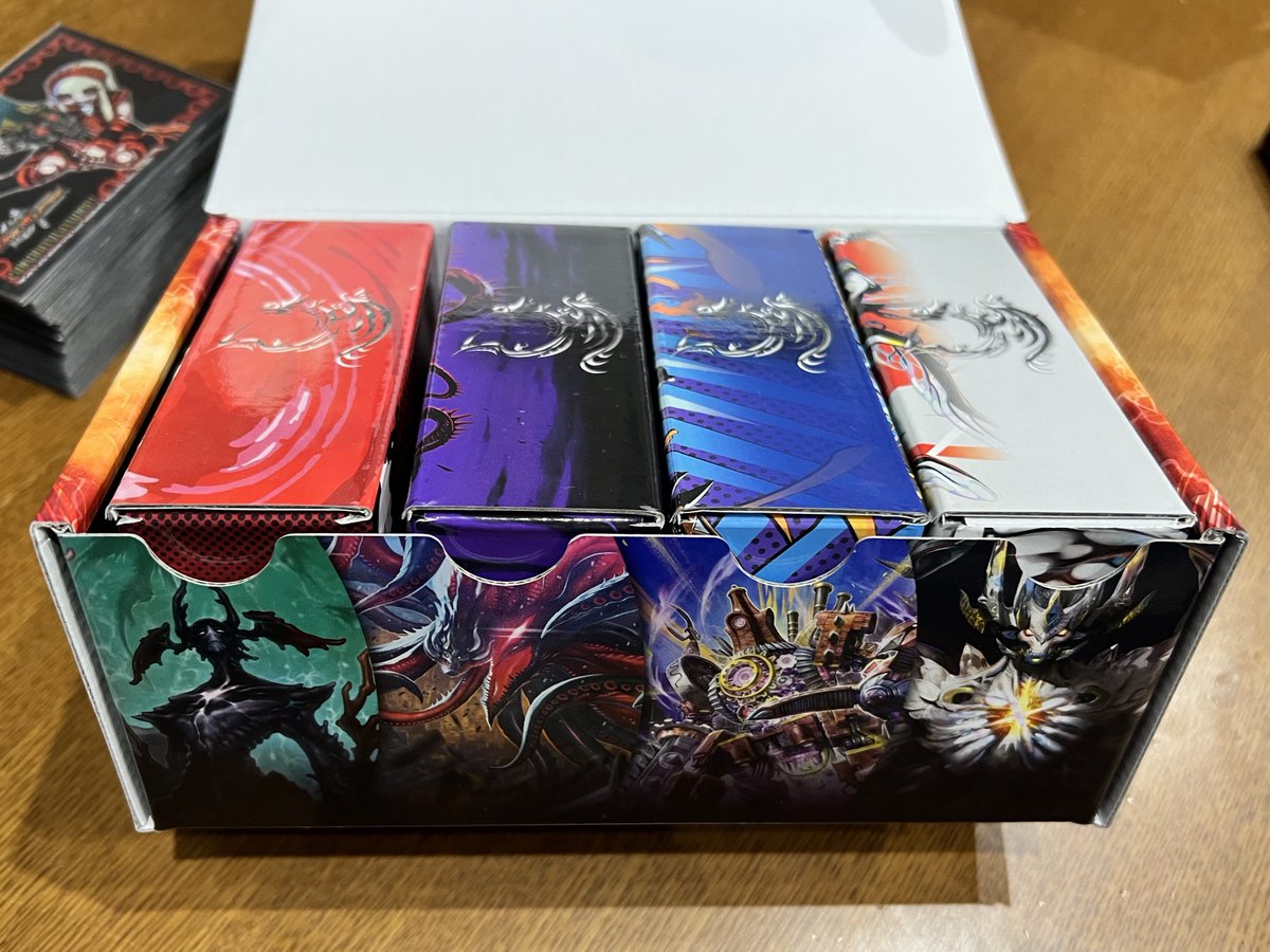 #デュエマ

ドリルスコールで毎回勝たせてもらってます🌀✨

優勝商品のストレージと4種のデッキケースも全て揃いました