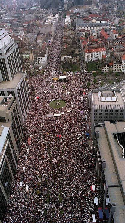 Bijna 30 jaar geleden kwamen in België meer dan 300.000 mensen naar Brussel. 

De Witte Mars was een betoging die plaatsvond op 20 oktober 1996 in Brussel, nadat de zaak-Dutroux met Dutrouxs arrestatie was losgebarsten. 

De betogers kwamen op straat voor een beter werkend