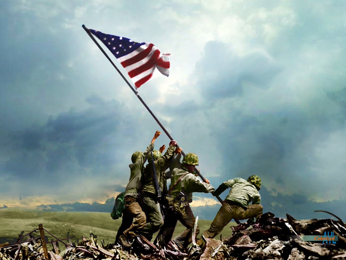 CerfiaFR's tweet photo. 🇺🇸📸 FLASHBACK | Il y a 81 ans jour pour jour, le 23 février 1945, en pleine guerre du Pacifique, le photographe américain Joe Rosenthal immortalise la bataille d’Iwo Jima : son cliché montre des Marines érigeant le drapeau américain au sommet du mont Suribachi. https://t.co/vWagahJ8pI