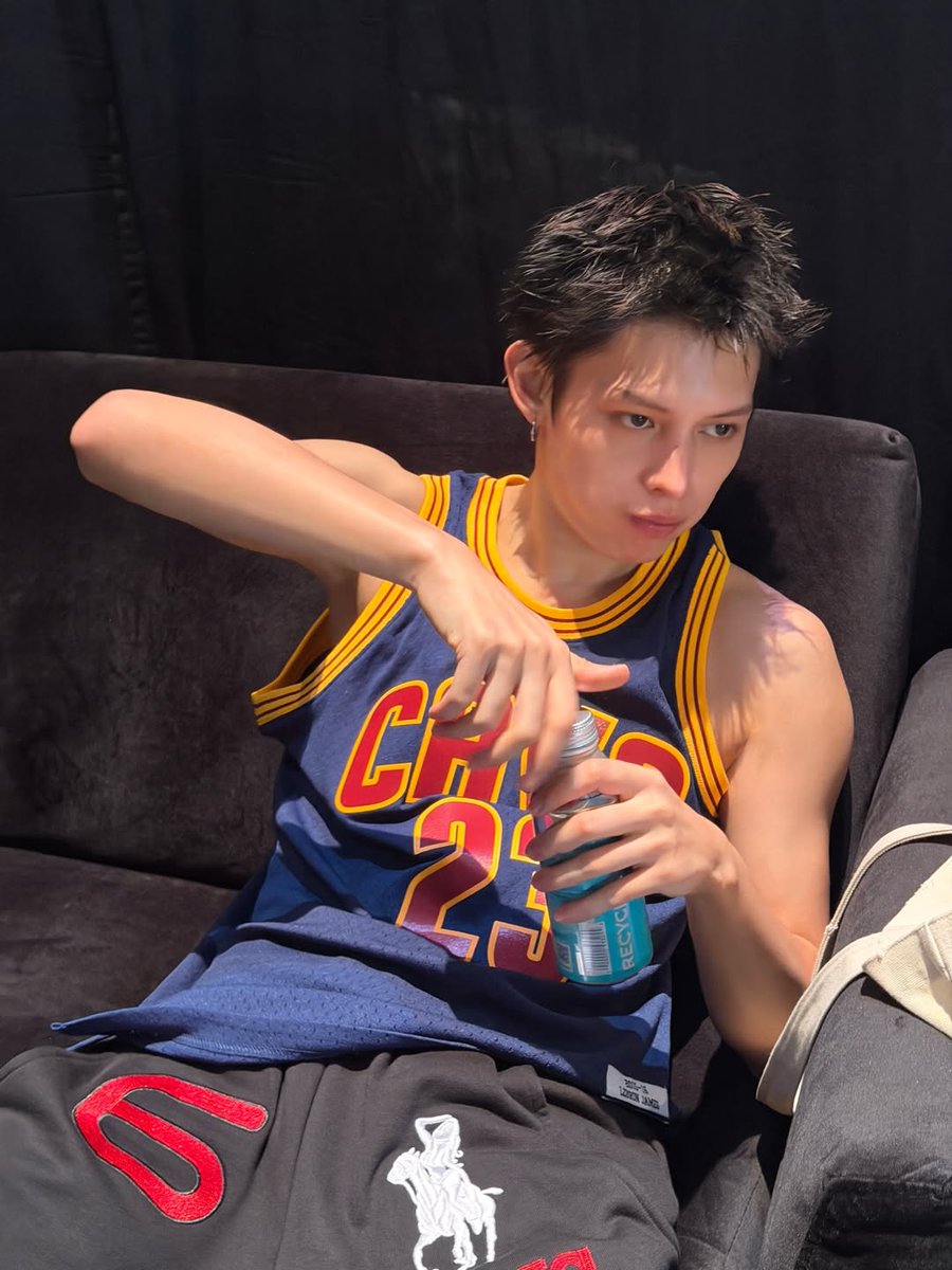 Mw44hhh's tweet photo. menu buka hari ini dengan pict james buka tutup botol yang pose hadap samping pake jersey dan sangat amat terlihat bicep nya https://t.co/qDL2S6szPT