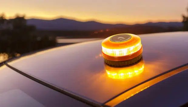 The Spanish 🇪🇸 government is involved in another corruption case

AGAIN

Spain just forced every driver to buy a connected emergency beacon called the V16

It is mandatory since January 1st, replacing the old warning triangles. The cost to the country is estimated to be 300