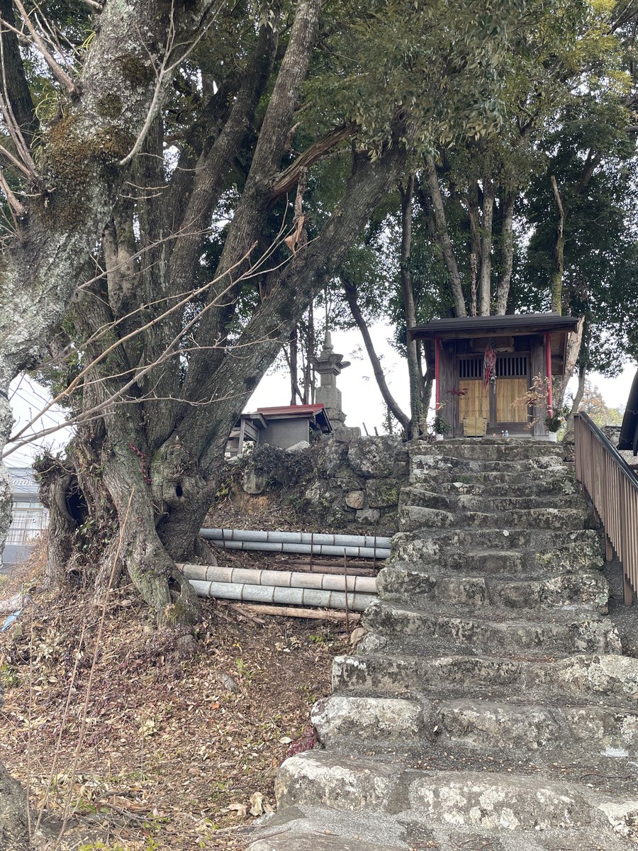 kavakava48's tweet photo. 運命を変えたければ
目に映る景色を変える

日盤吉方位巡り

九星気学の日盤を頼りに自宅
から750m以上離れた場所を訪れる小さな旅

2/14土　東
南国市前浜　前浜掩体(えんたい)群✈️

2/15日　南
春野町　春野漁港🐟

2/16月　北東
薊野東町　赤坂観音卍

2/17火　西
朝倉丙　高知大学　南溟寮🫡 https://t.co/4woXSLyxnm