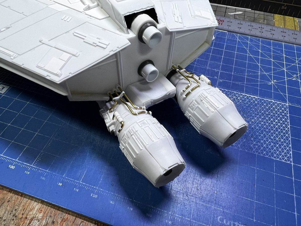 GillesV27t's tweet image. メインエンジン出来たので更新　結構な作業量でした。SWメカらしいゴチャメカ具合でカッコいい！から頑張れた。ROKUGENさんのファントムIIを載せてひと段落。次はサブエンジンです。
#144theghost #ghostphantomII #scratchbuild #StarWars