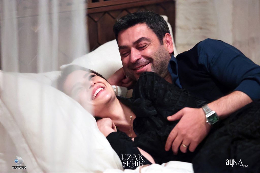 Uzaksehirdizi's tweet photo. Yeni bölümün son set kareleri sizlerle. 📸
 
#UzakŞehir 51. bölümüyle bu akşam 20.00’de #KanalD’de!
 
@ayna_yapim @ayyapim @KanalD https://t.co/FtUsK7JKjk
