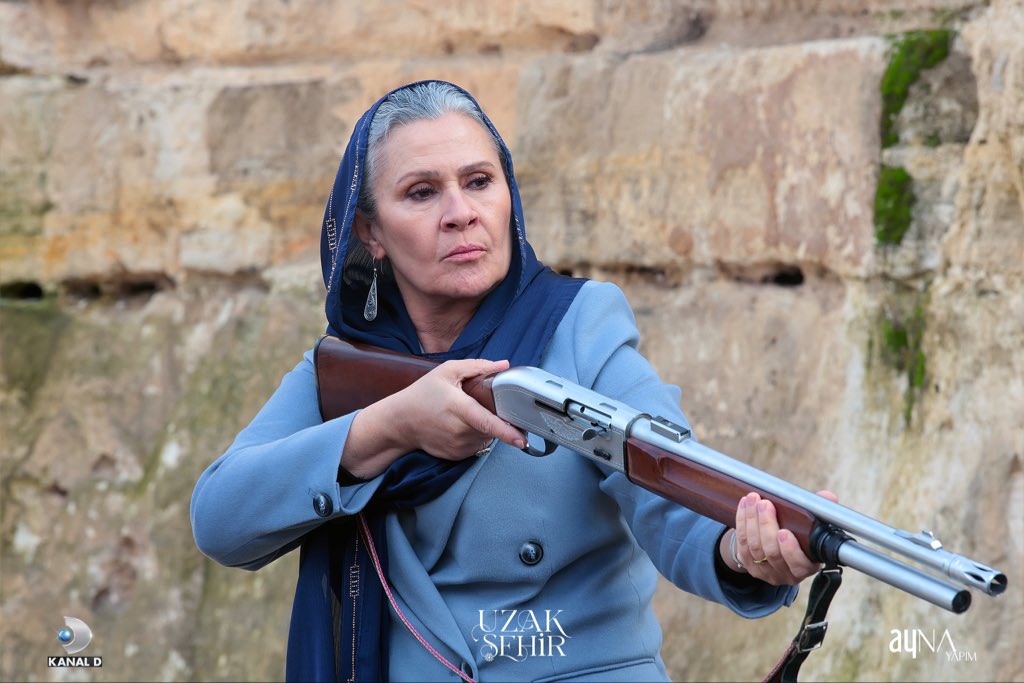 Uzaksehirdizi's tweet photo. Yeni bölümün son set kareleri sizlerle. 📸
 
#UzakŞehir 51. bölümüyle bu akşam 20.00’de #KanalD’de!
 
@ayna_yapim @ayyapim @KanalD https://t.co/FtUsK7JKjk