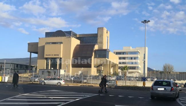 StabiaChannel's tweet image. #Trecase - Picchiarono corriere per impossessarsi della merce, arrestato uno dei due ladri 

 In carcere un trentatreenne, gravemente indiziato in ordine ai reati di rapina aggravata, lesioni personali, nonché falsificazione e spendita di monete falsific… ift.tt/ItqEh7d