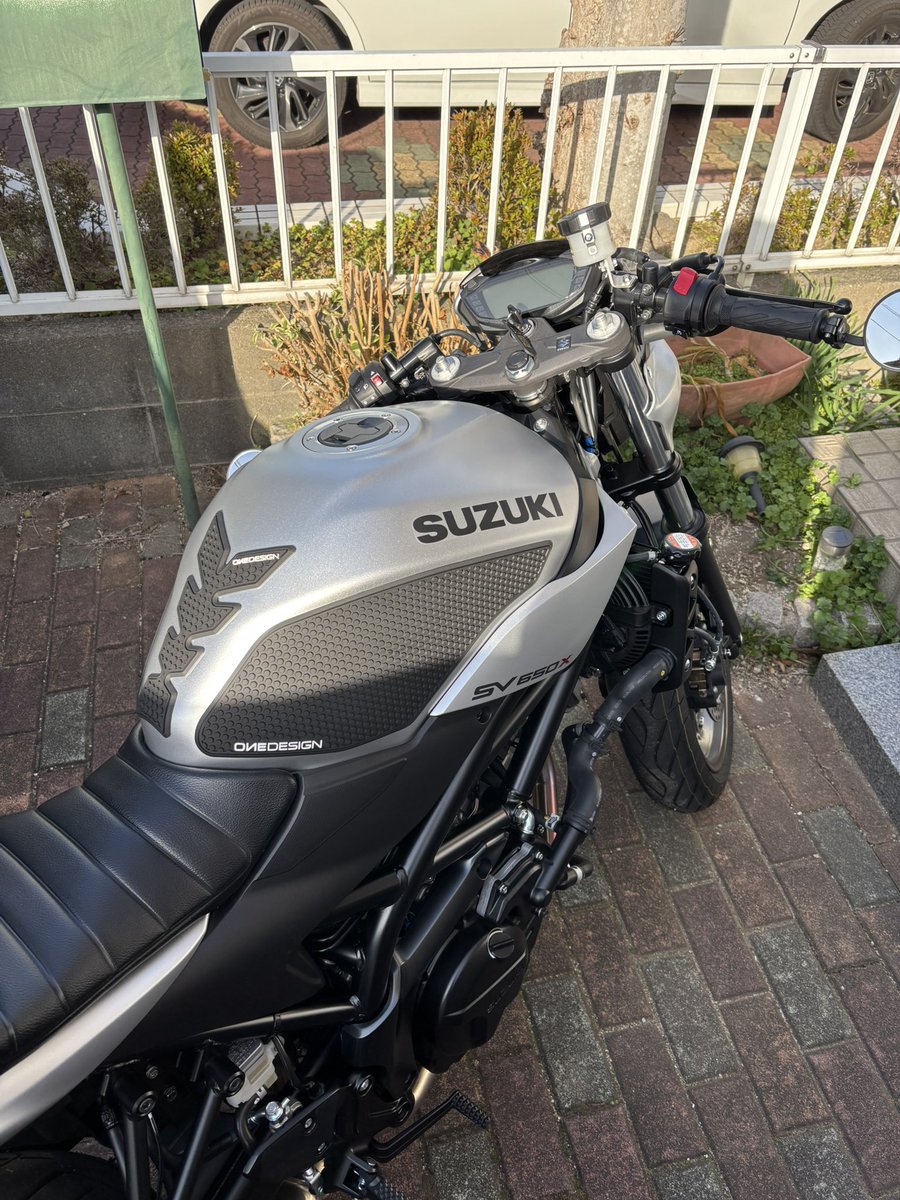 chabudebu's tweet photo. SV650X早速のバーエンドミラーカスタム!純正も嫌いじゃないけど、やっぱこのフォルムに一目惚れして買ったようなもの😁
タンクパット、ニーグリップパットも気に入ってる!
#SV650X
#SUZUKI
#鈴菌
#ONEDESIGN https://t.co/Tk7KOYdV1J