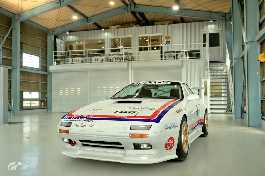 sTXO5s9eNjFOLP5's tweet photo. 過去製作したマシン紹介
今回はRacing BeatカラーのRX-7 です
(  ̄▽ ̄)
#GT7
#MAZDA
#RX7
#FC3S
#RacingBeat https://t.co/TKoPL1DKPd