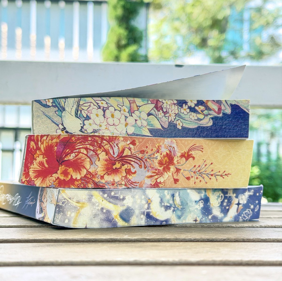 😊จริงๆ การทำ Sprayed edge มันมีข้อดีข้อเสียอยู่นะ

ส่วนตัวมองว่าข้อดีคือ ให้ความรู้สึกแปลกใหม่ สวยงาม จับแล้วมีความสุข เป็นการฟูลฟิลความฝันอย่างหนึ่งของคนทำเล่มเลยละ

ส่วนข้อเสีย/ควรพิจารณา ที่เราเจอแล้วรวบรวมมาก็คือ 
- ราคาต้นทุนสูงขึ้น (ในกรณีของเรา ไม่ได้เก็บเพิ่มจากนักอ่าน