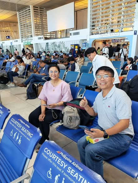 Meeting Mayor Leni Robredo at the Airport was such a happy surprise! ✨ Amid the busy crowd, that quick encounter felt extra special and definitely one to remember.

- Marvin Feria

So calm, simple, and down-to-earth.
How can you not admire someone like that?