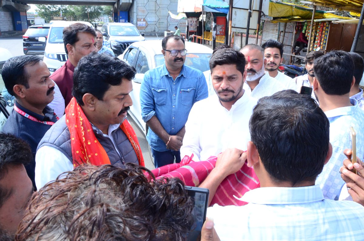 आज देवास विधानसभा प्रवास के दौरान जय मां भवानी युवा राजपूत संगठन के अध्यक्ष श्री श्रवण सिंह राजपूत जी एवं सम्मानित साथी कार्यकर्ताओं द्वारा विजयागंज मंडी चौराहा पर आत्मीय स्वागत...