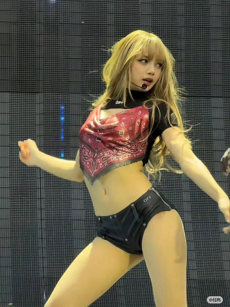 crushourliz's tweet image. บันทึกไว้ในบัญชีหนังหมาว่ามีพ่อศลปคนนึงลากลิซ่ามาเหยียดเชื้อชาติ บอกลูกสาวตัวเองเทรนด์มาดีกว่า (ทำไมไม่ดังกว่า?) เพราะเป็นสาวละติน ได้ปรียบกว่านักเต้นเอเชียและยกสะโพกบลัฟ (ดูหุ่นแม่กูด้วย) คคิดไปทางเดียวกับเบ้ามาก มั่นหน้าก็ควรให้พอดี ไม่งั้นจะเป็นตัวตลกชาวบ้าน สมเพช