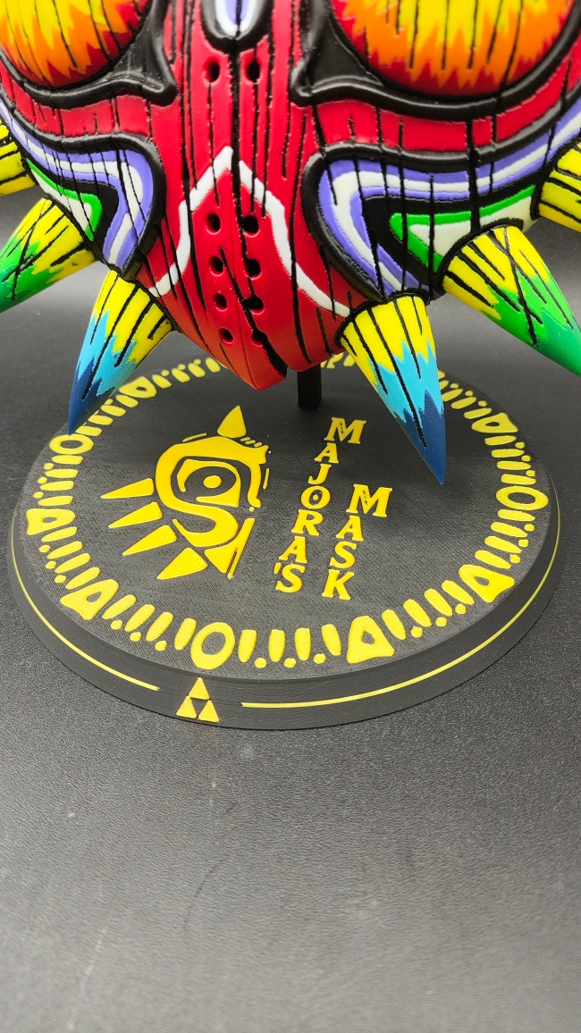 Mini mascara de majora!!
Con chorrocientos colores directamente impresos, unos 20 cm de ancho y base incluida.

Si os gusta dadle amor ❤️❤️

Encargos abiertos!