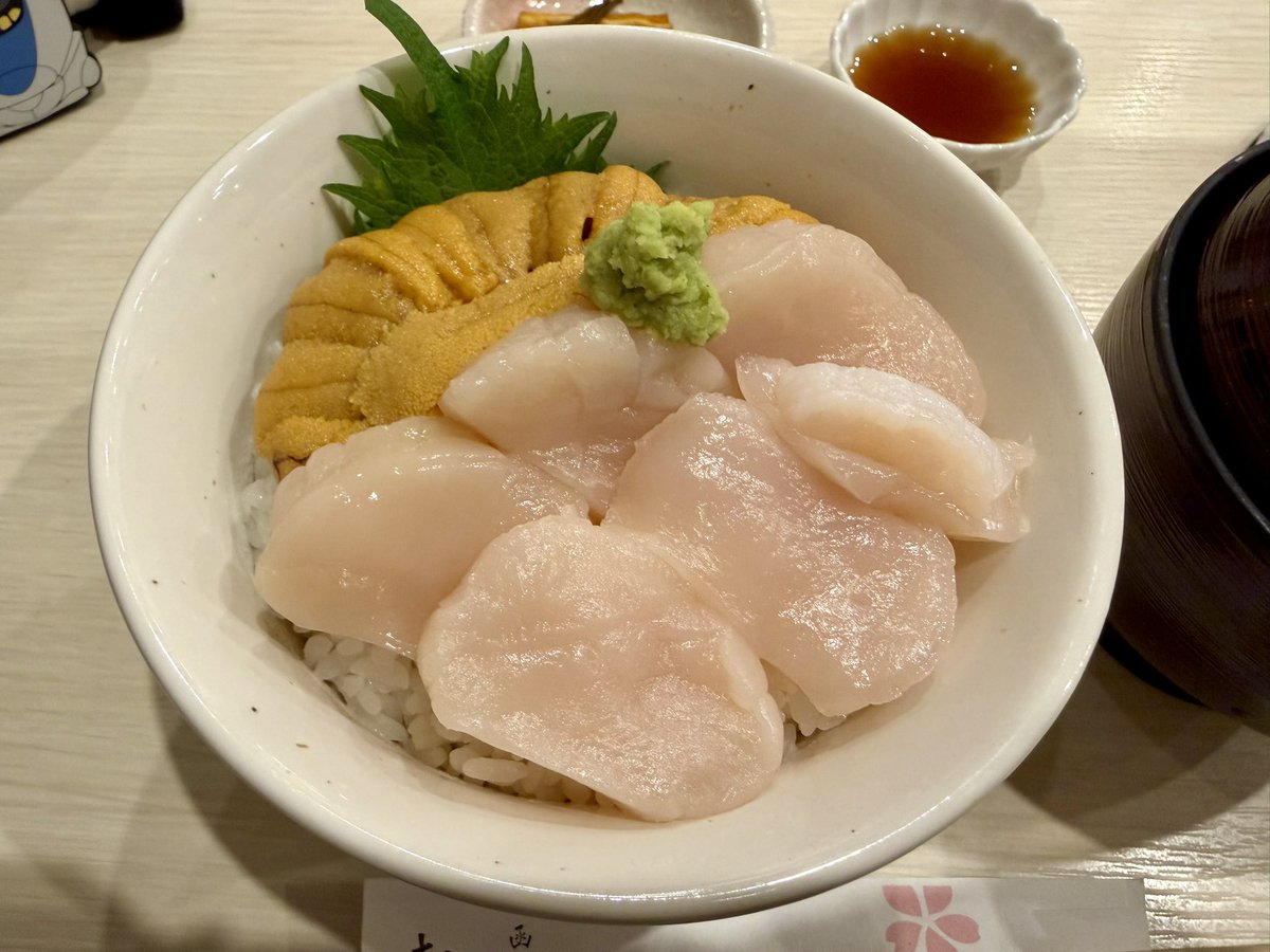 ついに念願乗るアレとご対面！ うにむらかみのウニとホタテの二色丼を