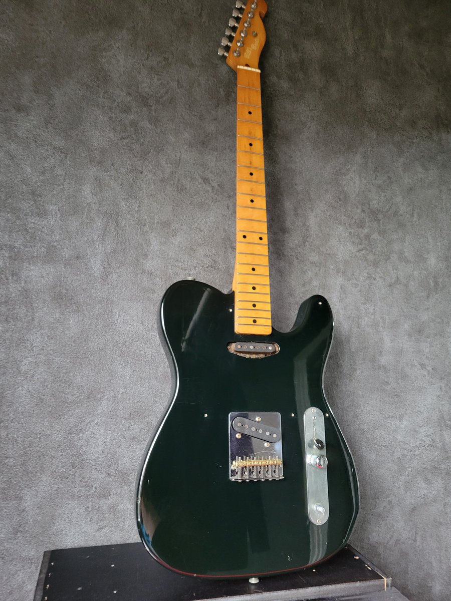 スタッフTです✌ 先日ヤ〇オクで落札したジャンクギターが 届いたので