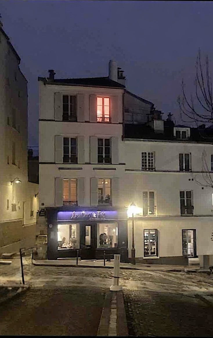 focusonparis's tweet image. Mood Monday: a soft light in an upstairs window warms up a #Montmartre night. #winterinparis #parisbynight #photography
