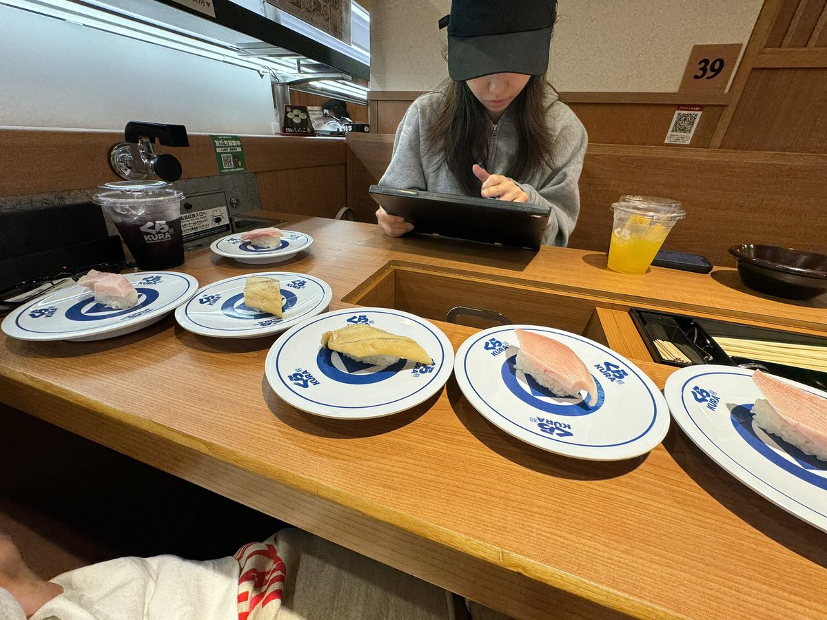 yaman_kosf's tweet photo. にじほと行くスシローが世界で1番美味い

何を食べるかじゃない、誰と食べるか https://t.co/obZ8IRRzGK