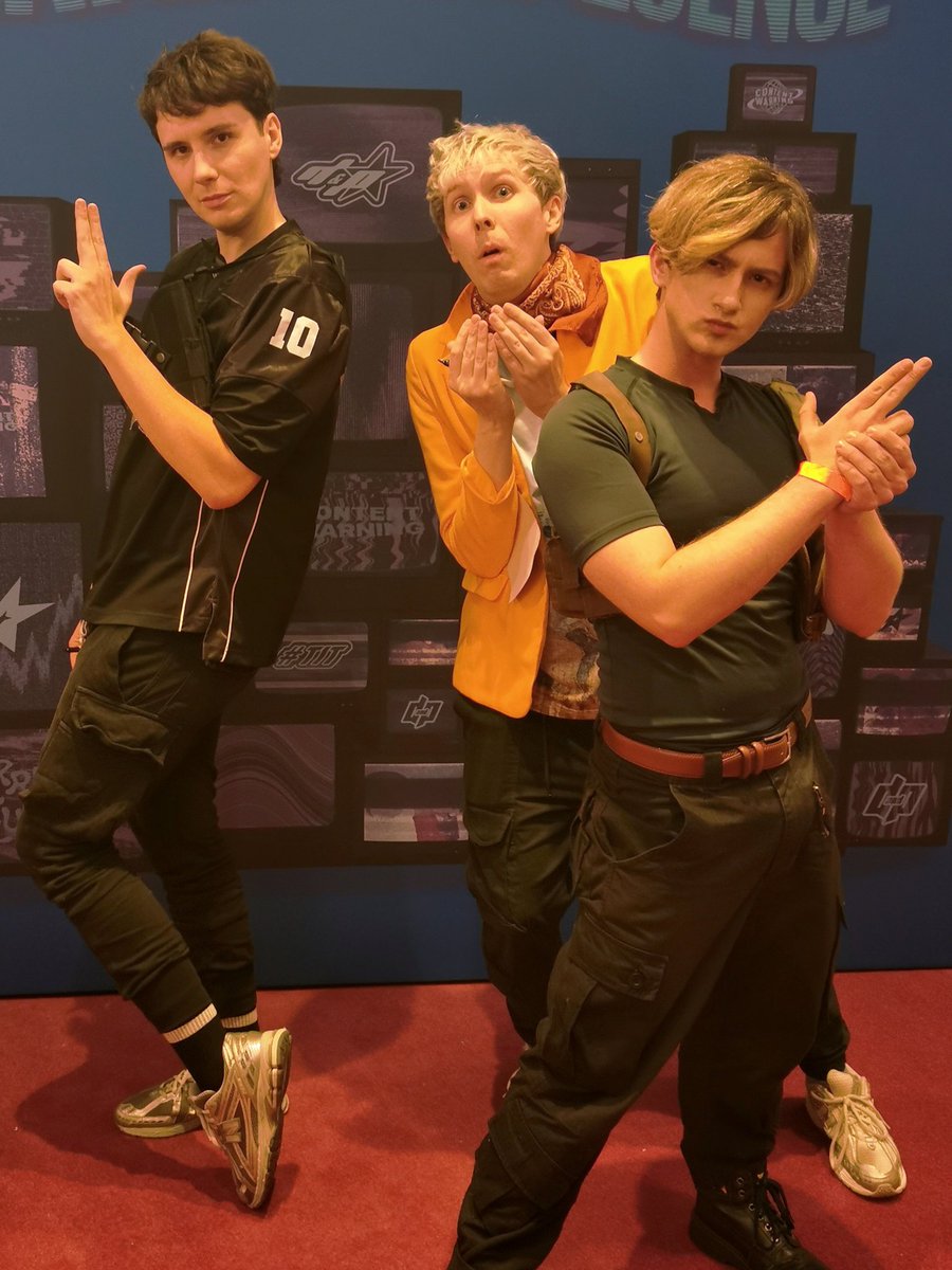 ronnieaintavamp's tweet image. i met dnp last year and i got them to cosplay re4 with me loooool
#danandphil #residentevil