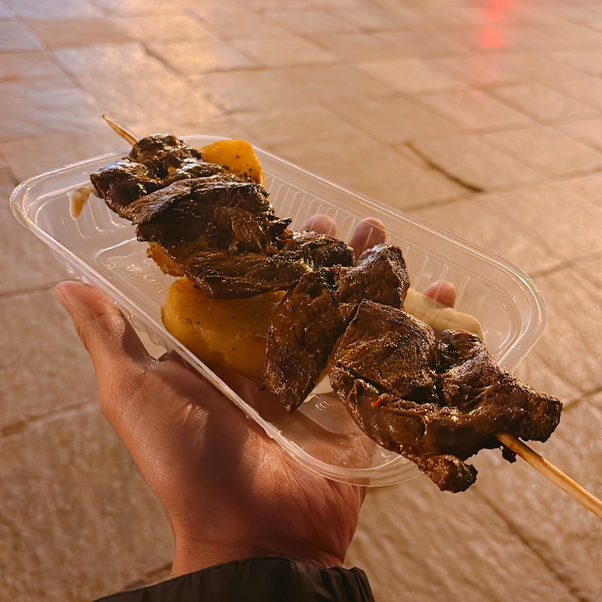 yu829829's tweet photo. 人気そうな屋台で買って食べたお肉🍖けど、お釣りの小銭がなかったようで、お釣りを渡されず、、、。店員さんは次のお客さんを対応。しょうがないかなと思ってたところ、その場にいた現地の人が助けてくれた🙆‍♀️感謝だ〜🙇‍♀️

📍ペルー🇵🇪クスコ https://t.co/9Nr53TeEiH